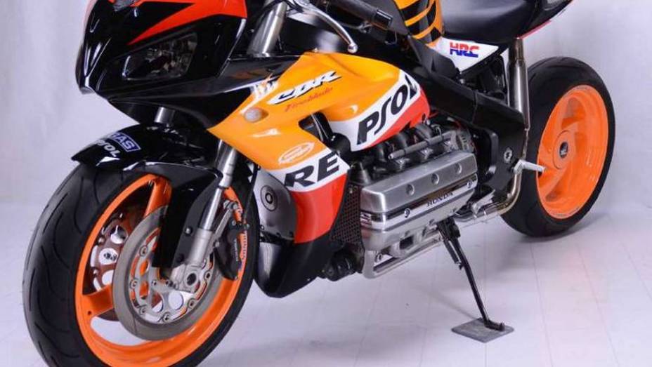 O resultado é esse que pode ser visto acima: a Honda CBR1800RR | <a href="https://gutenberg.quatrorodas.abril.com.br/moto/noticias/dono-concessionaria-cria-honda-cbr1800rr-737927.shtml" rel="migration">Leia mais</a>