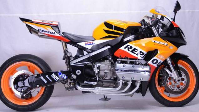 Outros elementos aerodinâmicos, porém, vieram da Honda CBR, enquanto os amortecedores utilizados são provenientes da Suzuki GSX-R | <a href="%20https://gutenberg.quatrorodas.abril.com.br/moto/noticias/dono-concessionaria-cria-honda-cbr1800rr-737927.shtml" rel="migration">Leia mais</a> Outros elementos aerodinâmicos, porém, vieram da Honda CBR, enquanto os amortecedores utilizados são provenientes da Suzuki GSX-R | <a href="%20https://gutenberg.quatrorodas.abril.com.br/moto/noticias/dono-concessionaria-cria-honda-cbr1800rr-737927.shtml" rel="migration">Leia mais</a>