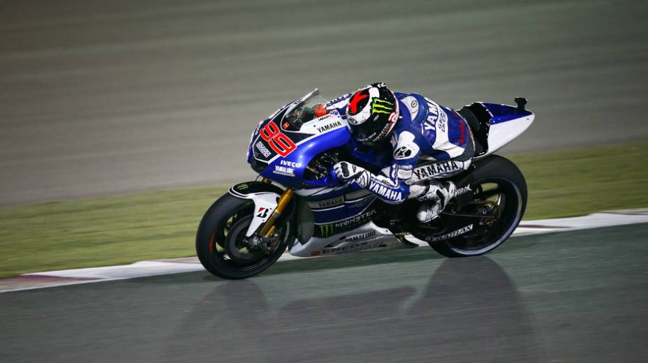 Jorge Lorenzo (Yamaha Factory Racing) garantiu a vitória no GP do Catar | <a href="https://gutenberg.quatrorodas.abril.com.br/moto/noticias/motogp-jorge-lorenzo-vence-corrida-catar-738020.shtml" rel="migration">Leia mais</a>