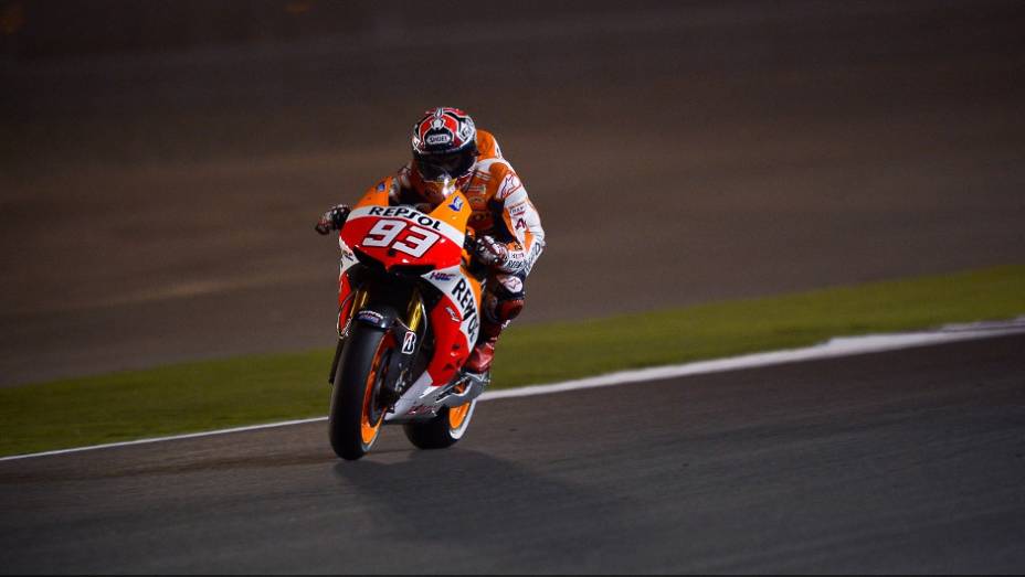 Em sua estreia na MotoGP, Marc Márquez (Repsol Honda Team) conquistou o terceiro lugar | <a href="https://gutenberg.quatrorodas.abril.com.br/moto/noticias/motogp-jorge-lorenzo-vence-corrida-catar-738020.shtml" rel="migration">Leia mais</a>