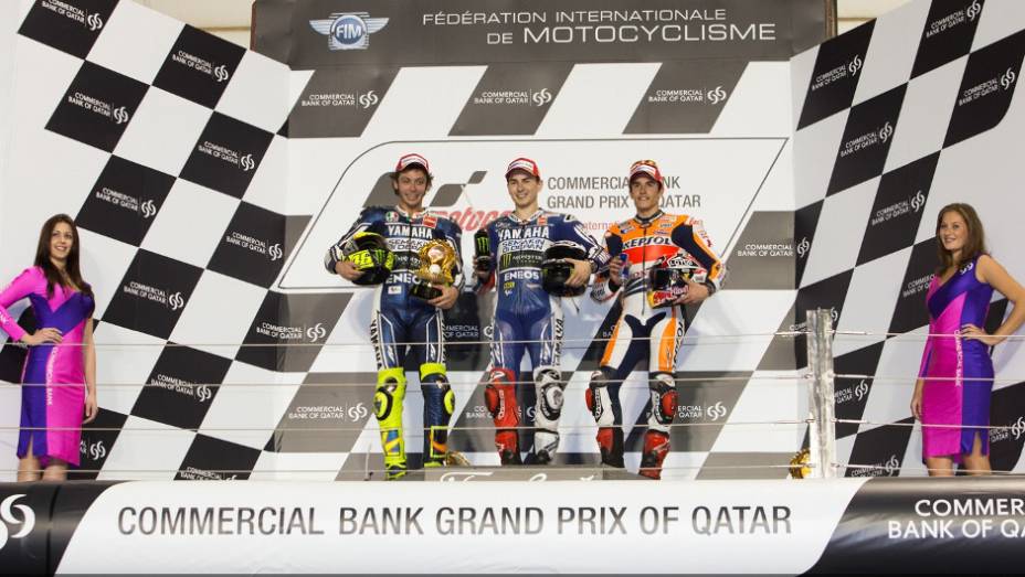 Pódio foi formado por Jorge Lorenzo, Valentino Rossi e Marc Márquez | <a href="https://gutenberg.quatrorodas.abril.com.br/moto/noticias/motogp-jorge-lorenzo-vence-corrida-catar-738020.shtml" rel="migration">Leia mais</a>