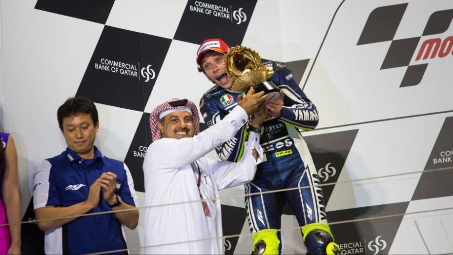 Valentino Rossi comemorou bastante o segundo lugar em sua reestreia com a Yamaha | <a href="https://gutenberg.quatrorodas.abril.com.br/moto/noticias/motogp-jorge-lorenzo-vence-corrida-catar-738020.shtml" rel="migration">Leia mais</a>