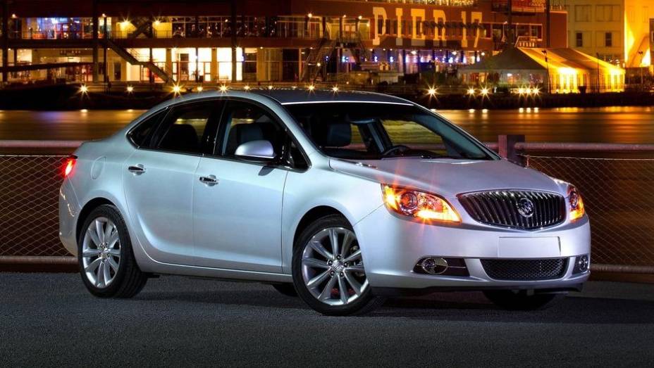 Compactos de luxo - 2013 Buick Verano - Preço inicial nos EUA: US$ 23.080 - Preço inicial no Brasil: não é vendido | <a href="%20https://gutenberg.quatrorodas.abril.com.br/noticias/mercado/gm-domina-premio-best-cars-for-families-2013-738171.shtml" rel="migration">Leia mais</a>