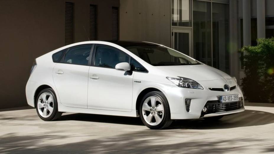 Hatchbacks - 2013 Toyota Prius - Preço inicial nos EUA: US$ 24.200 - Preço inicial no Brasil: não é vendido | <a href="%20https://gutenberg.quatrorodas.abril.com.br/noticias/mercado/gm-domina-premio-best-cars-for-families-2013-738171.shtml" rel="migration">Leia mais</a>