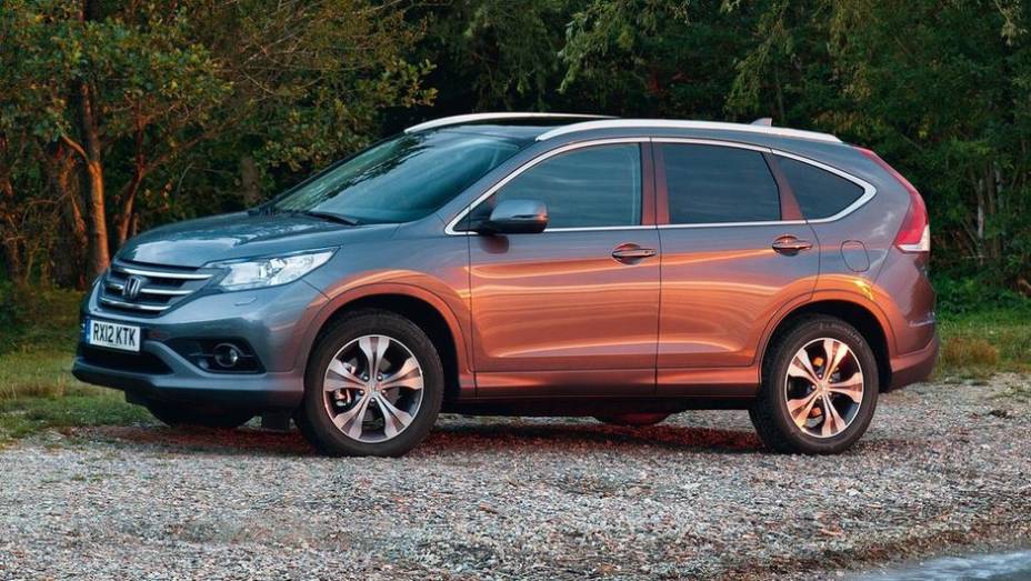 SUVs compactos - 2013 Honda CR-V - Preço inicial nos EUA: US$ 22.795 - Preço inicial no Brasil: R$ 98.900 | <a href="%20https://gutenberg.quatrorodas.abril.com.br/noticias/mercado/gm-domina-premio-best-cars-for-families-2013-738171.shtml" rel="migration">Leia mais</a>