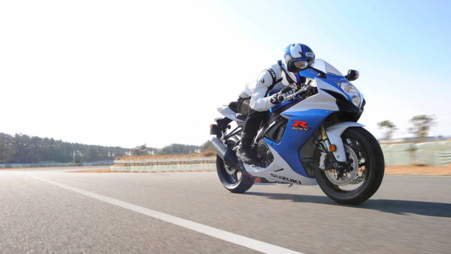 A nova Suzuki GSX-R750 está equipada com um motor tetracilíndrico de 750 cm³ de seis velocidades | <a href="%20https://gutenberg.quatrorodas.abril.com.br/moto/noticias/suzuki-anuncia-5-lancamentos-brasil-738290.shtml" rel="migration">Leia mais</a>