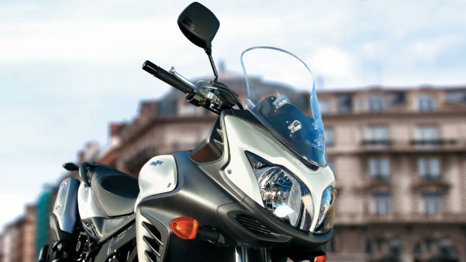 A nova Suzuki V-Strom 650 conta com motor V-Twin de 645 cm³ | <a href="https://gutenberg.quatrorodas.abril.com.br/moto/noticias/suzuki-anuncia-5-lancamentos-brasil-738290.shtml" rel="migration">Leia mais</a>