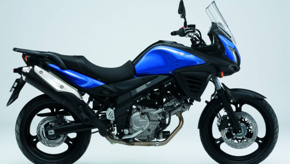 A V-Strom tem capacidade de 20 litros em seu tanque de combustível | <a href="https://gutenberg.quatrorodas.abril.com.br/moto/noticias/suzuki-anuncia-5-lancamentos-brasil-738290.shtml" rel="migration">Leia mais</a>