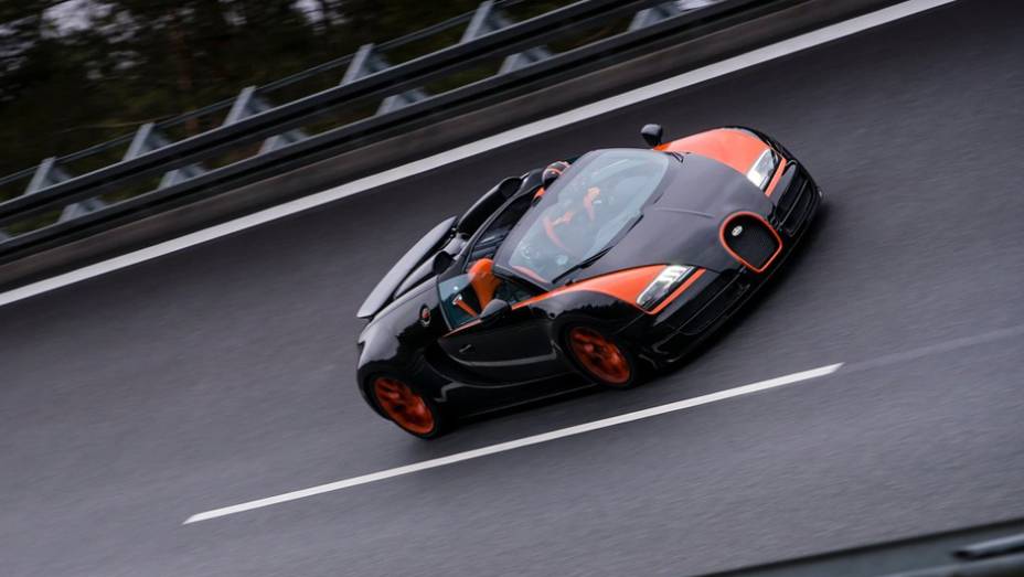 Depois de alcançar a marca, o Veyron Grand Sport Vitesse WRC Edition será apresentado ao público no Salão de Xangai | <a href="%20https://gutenberg.quatrorodas.abril.com.br/saloes/xangai/2013/bugatti-veyron-grand-sport-vitesse-wrc-edition-738696.shtml" rel="migration">Leia mais</a>