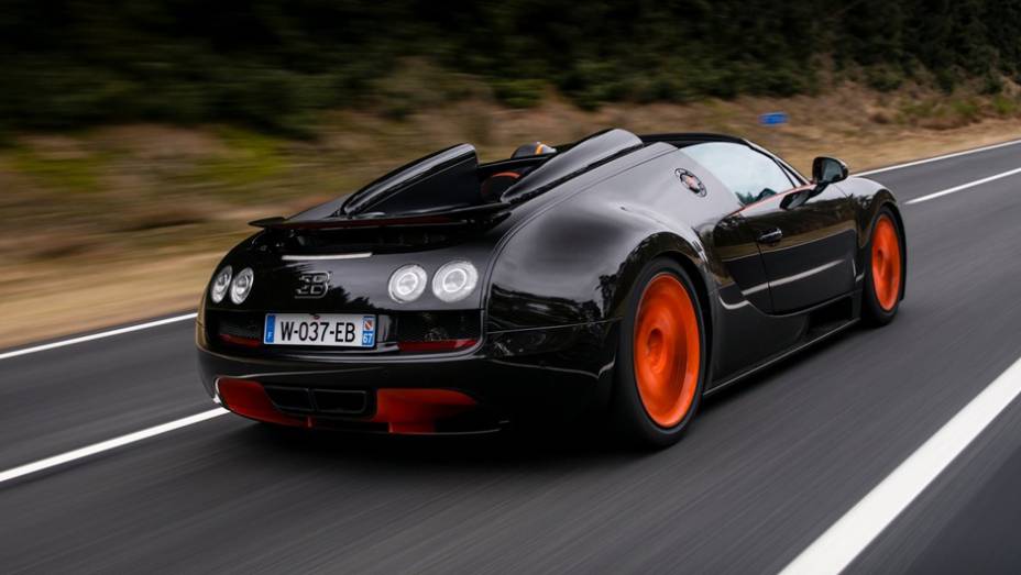 Apenas oito unidades do conversível serão produzidas | <a href="https://gutenberg.quatrorodas.abril.com.br/saloes/xangai/2013/bugatti-veyron-grand-sport-vitesse-wrc-edition-738696.shtml" rel="migration">Leia mais</a>