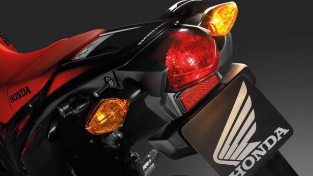 Pesando 145 quilos, em ordem de marcha, a nova Honda CRF 250M apresenta uma autonomia máxima que se aproxima dos 250 quilômetros | <a href="%20https://gutenberg.quatrorodas.abril.com.br/moto/noticias/honda-crf-250m-2013-chega-espanha-junho-738432.shtml" rel="migration">Leia mais</a> Pesando 145 quilos, em ordem de marcha, a nova Honda CRF 250M apresenta uma autonomia máxima que se aproxima dos 250 quilômetros | <a href="%20https://gutenberg.quatrorodas.abril.com.br/moto/noticias/honda-crf-250m-2013-chega-espanha-junho-738432.shtml" rel="migration">Leia mais</a>