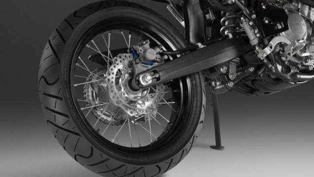 A nova Honda CRF 250M está equipada com rodas de 17 polegadas tanto na dianteira como na traseira e pneus de asfalto | <a href="%20https://gutenberg.quatrorodas.abril.com.br/moto/noticias/honda-crf-250m-2013-chega-espanha-junho-738432.shtml" rel="migration">Leia mais</a> A nova Honda CRF 250M está equipada com rodas de 17 polegadas tanto na dianteira como na traseira e pneus de asfalto | <a href="%20https://gutenberg.quatrorodas.abril.com.br/moto/noticias/honda-crf-250m-2013-chega-espanha-junho-738432.shtml" rel="migration">Leia mais</a>