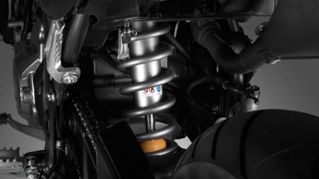 A Honda CRF 250M utiliza a mesma suspensão invertida Pro-Link da CRF 250L | <a href="https://gutenberg.quatrorodas.abril.com.br/moto/noticias/honda-crf-250m-2013-chega-espanha-junho-738432.shtml" rel="migration">Leia mais</a> A Honda CRF 250M utiliza a mesma suspensão invertida Pro-Link da CRF 250L | <a href="https://gutenberg.quatrorodas.abril.com.br/moto/noticias/honda-crf-250m-2013-chega-espanha-junho-738432.shtml" rel="migration">Leia mais</a>