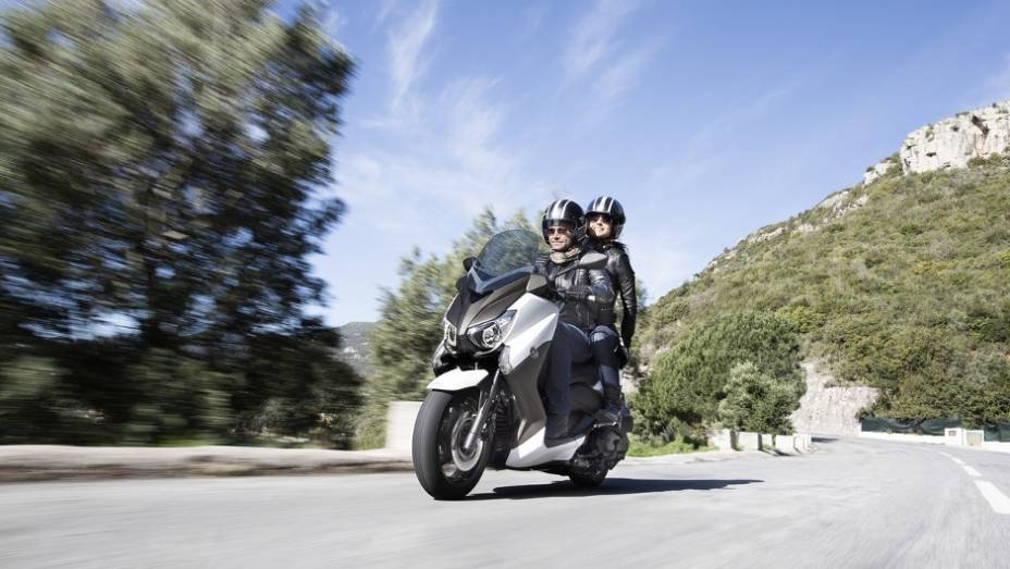 Maxi-scooter chega ao mercado europeu no mês de maio | <a href="https://gutenberg.quatrorodas.abril.com.br/moto/noticias/yamaha-lanca-x-max-400-europa-738761.shtml" rel="migration">Leia mais</a>