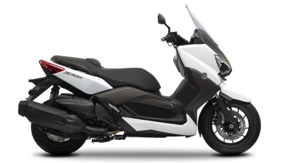 De acrodo com a Yamaha, maxi-scooter atinge a velocidade máxima de 150 km/h | <a href="https://gutenberg.quatrorodas.abril.com.br/moto/noticias/yamaha-lanca-x-max-400-europa-738761.shtml" rel="migration">Leia mais</a>