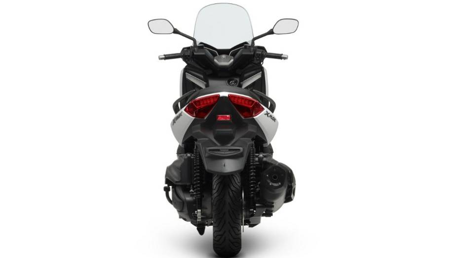 Segundo a montadora, o novo modelo pesa 211 kg (ordem de marcha) | <a href="https://gutenberg.quatrorodas.abril.com.br/moto/noticias/yamaha-lanca-x-max-400-europa-738761.shtml" rel="migration">Leia mais</a>