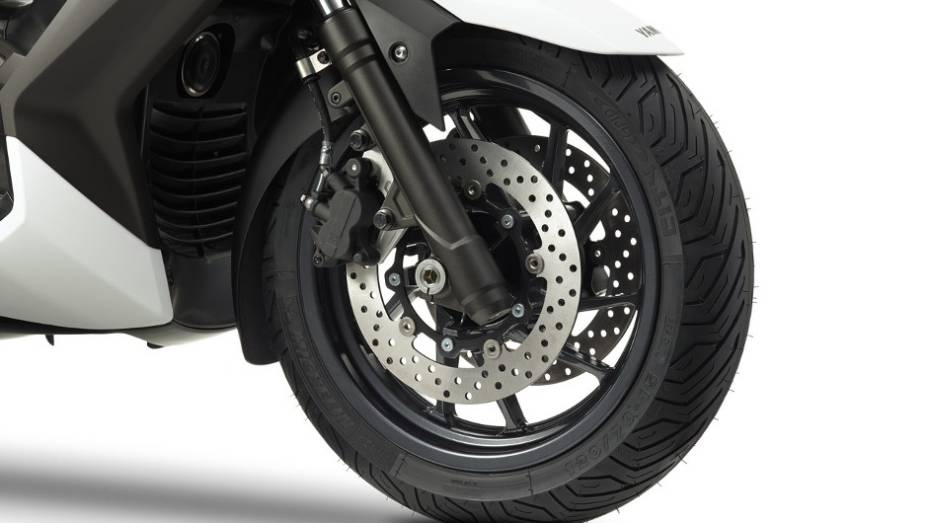 O X-Max 400 conta também com disco duplo de freio na roda dianteira, enquanto que a roda traseira apresenta disco simples | <a href="%20https://gutenberg.quatrorodas.abril.com.br/moto/noticias/yamaha-lanca-x-max-400-europa-738761.shtml" rel="migration">Leia mais</a>