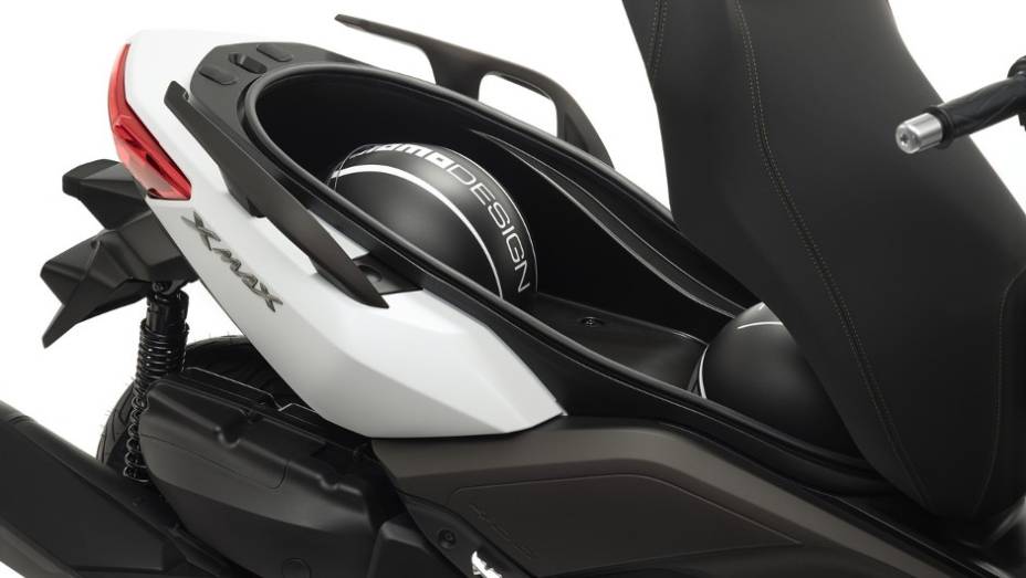 Compartimento para guardar objetos | <a href="https://gutenberg.quatrorodas.abril.com.br/moto/noticias/yamaha-lanca-x-max-400-europa-738761.shtml" rel="migration">Leia mais</a>