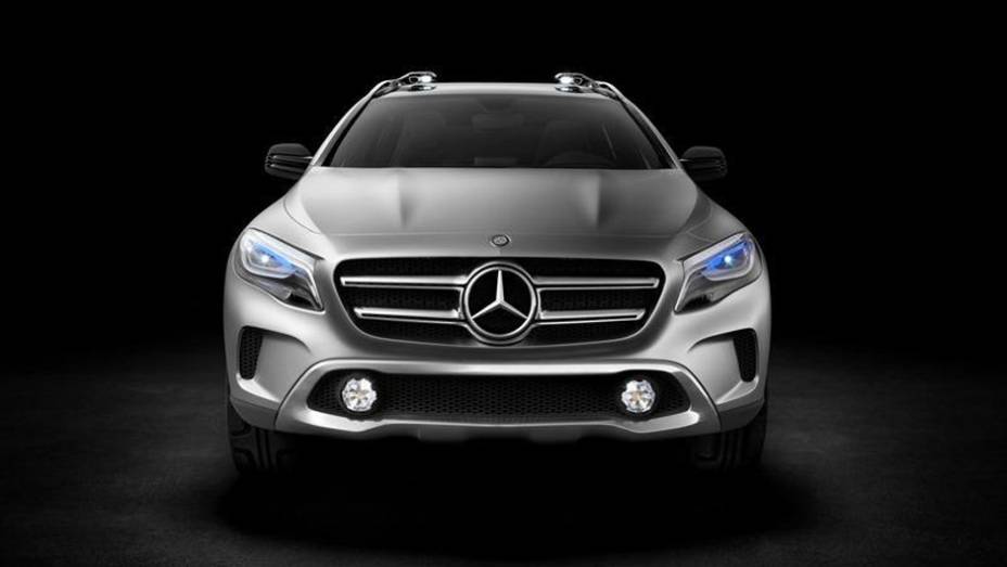 A dianteira tem faróis repuxados e a grade frontal típica dos novos Mercedes | <a href="https://gutenberg.quatrorodas.abril.com.br/saloes/xangai/2013/mercedes-benz-gla-738831.shtml" rel="migration">Leia mais</a>