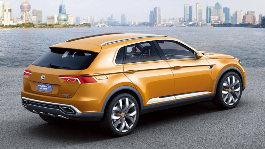 Apesar de coupé, o modelo tem quatro portas | <a href="https://gutenberg.quatrorodas.abril.com.br/saloes/xangai/2013/vw-crossblue-coupe-concept-738932.shtml" rel="migration">Leia mais</a>