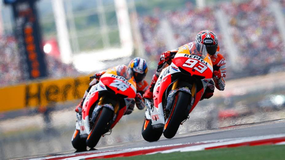 Com esta vitória, Márquez se tornou o mais jovem vencedor da MotoGP | <a href="https://gutenberg.quatrorodas.abril.com.br/moto/noticias/motogp-marc-marquez-vence-gp-americas-739261.shtml" rel="migration">Leia mais</a>