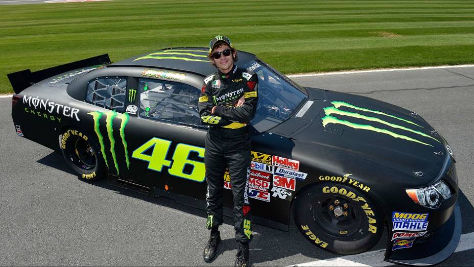 Valentino Rossi na NASCAR | <a href="https://gutenberg.quatrorodas.abril.com.br/moto/noticias/valentino-rossi-ritmo-nascar-739793.shtml" rel="migration">Leia mais</a>