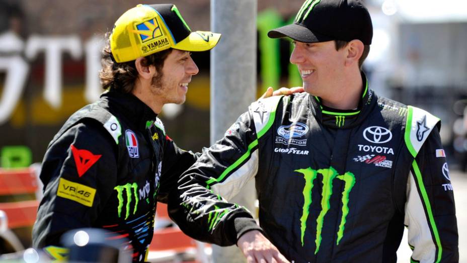 Valentino Rossi pilotou o Toyota de Kyle Busch, da NASCAR Nationwide Series | <a href="https://gutenberg.quatrorodas.abril.com.br/moto/noticias/valentino-rossi-ritmo-nascar-739793.shtml" rel="migration">Leia mais</a>