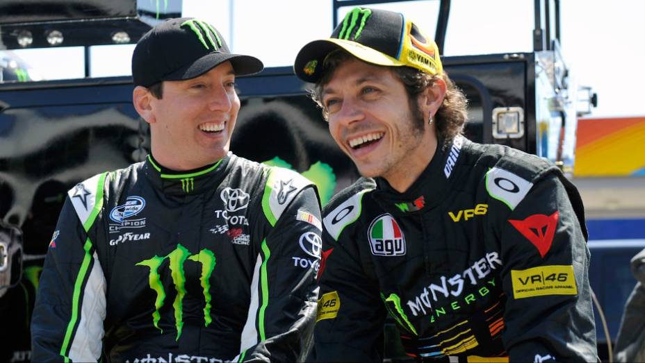 Valentino Rossi pilotou o Toyota de Kyle Busch, da NASCAR Nationwide Series | <a href="https://gutenberg.quatrorodas.abril.com.br/moto/noticias/valentino-rossi-ritmo-nascar-739793.shtml" rel="migration">Leia mais</a>