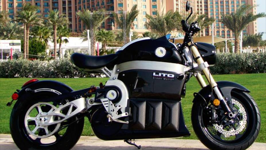 Seu preço é bastante salgado: na Espanha, ela está disponível por 36.500 euros, mais os impostos | <a href="%20https://gutenberg.quatrorodas.abril.com.br/moto/noticias/lito-sora-moto-eletrica-invocada-740271.shtml" rel="migration">Leia mais</a>