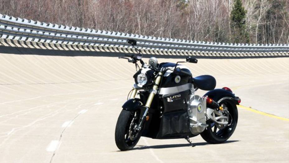 Com rodas de 17 polegadas, a SORA está equipada com freio a disco duplo de 310 mm na roda dianteira, e disco simples na traseira | <a href="%20https://gutenberg.quatrorodas.abril.com.br/moto/noticias/lito-sora-moto-eletrica-invocada-740271.shtml" rel="migration">Leia mais</a>