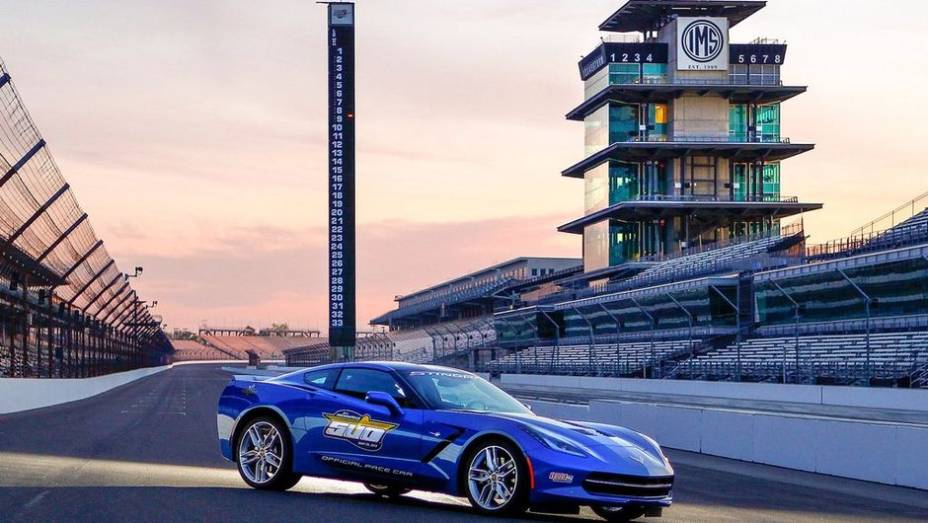 O modelo será o responsável por liderar o pelotão de pilotos na prova, que está programada para o dia 26 | <a href="https://gutenberg.quatrorodas.abril.com.br/noticias/fabricantes/chevrolet-corvette-stingray-sera-pace-car-indy-740349.shtml" rel="migration">Leia mais</a>