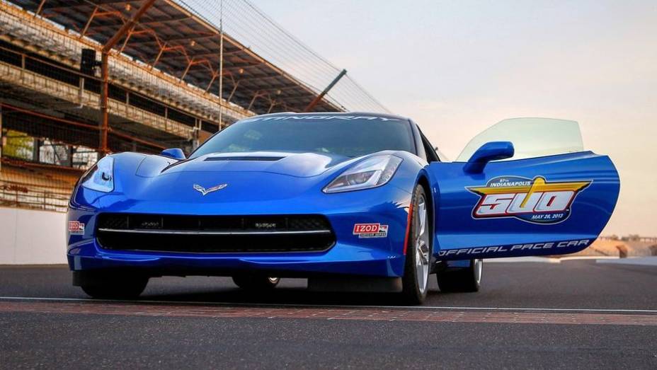 Esta será a 12ª vez que um Corvette ocupará o posto de Pace Car da mais importante corrida de monopostos dos Estados Unidos | <a href="%20https://gutenberg.quatrorodas.abril.com.br/noticias/fabricantes/chevrolet-corvette-stingray-sera-pace-car-indy-740349.shtml" rel="migration">Leia</a>