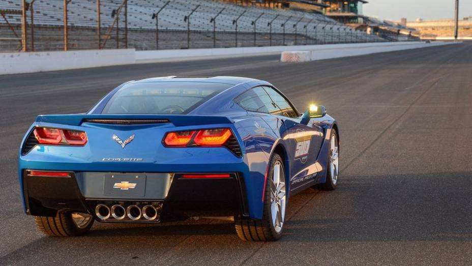 Não há nenhuma alteração de equipamento em relação ao modelo convencional, que roda pelas ruas | <a href="https://gutenberg.quatrorodas.abril.com.br/noticias/fabricantes/chevrolet-corvette-stingray-sera-pace-car-indy-740349.shtml" rel="migration">Leia mais</a>