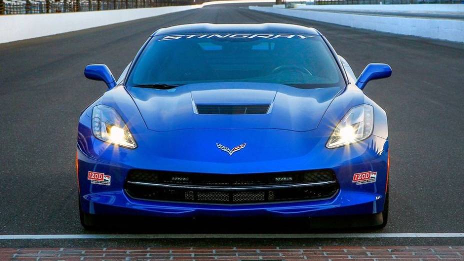 As mudanças serão apenas estéticas, com a utilização de decalques relativos à competição | <a href="https://gutenberg.quatrorodas.abril.com.br/noticias/fabricantes/chevrolet-corvette-stingray-sera-pace-car-indy-740349.shtml" rel="migration">Leia mais</a>