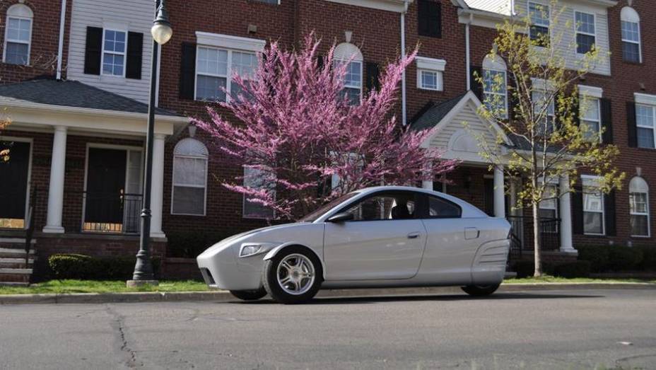 A Elio Motors revelou nesta quinta-feira (9) que o carro de três rodas desenvolvido por ela chegará ao mercado dos Estados Unidos em junho de 2014 | <a href="%20https://gutenberg.quatrorodas.abril.com.br/noticias/fabricantes/eua-carro-tres-rodas-chega-ao-mercado-2014-" rel="migration"></a>