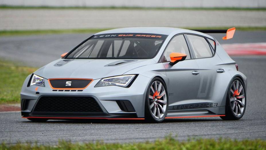 A Seat mostrou o Leon Cup Racer durante o Worthersee, evento realizado na Áustria | <a href="https://gutenberg.quatrorodas.abril.com.br/noticias/fabricantes/seat-apresenta-leon-cup-racer-740888.shtml" rel="migration">Leia mais</a>