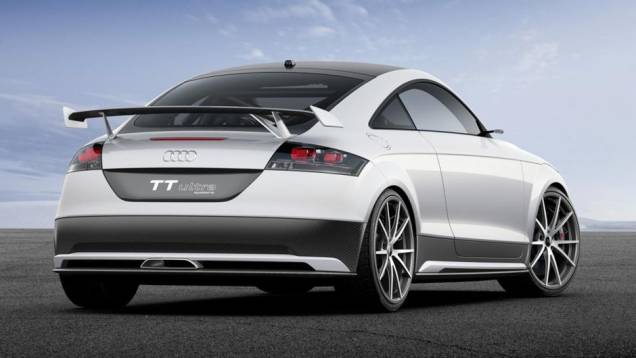 O grande diferencial do modelo é a redução de peso: são 300 kg a menos, alcançando um total de 1.111 kg | <a href="%20https://gutenberg.quatrorodas.abril.com.br/noticias/fabricantes/audi-revela-tt-ultra-quattro-concept-739649.shtml" rel="migration">Leia mais</a> O grande diferencial do modelo é a redução de peso: são 300 kg a menos, alcançando um total de 1.111 kg | <a href="%20https://gutenberg.quatrorodas.abril.com.br/noticias/fabricantes/audi-revela-tt-ultra-quattro-concept-739649.shtml" rel="migration">Leia mais</a>