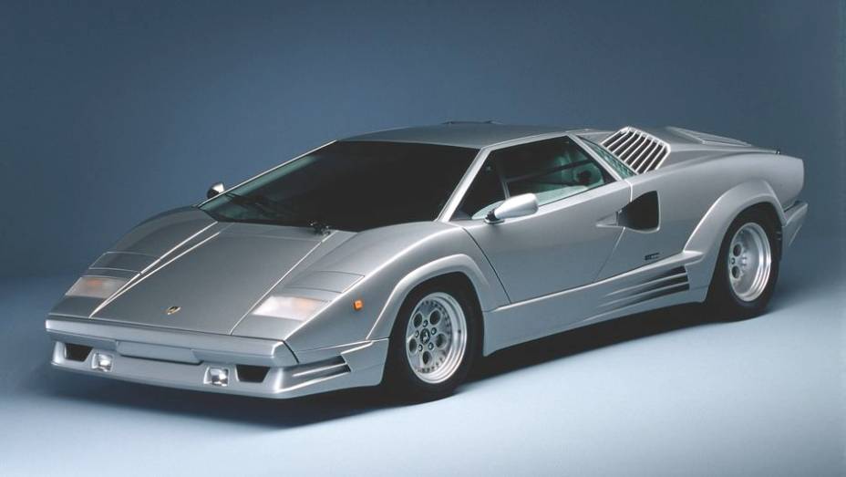 Countach 25º - Em 1988, um edição comemorativa do Countach marcou os primeiros 25 anos de atividade da Lamborghini, o Countach 25th Anniversary | <a href="%20https://gutenberg.quatrorodas.abril.com.br/reportagens/classicos/festa-bolonhesa-741081.shtml" rel="migration">Leia mais</a>