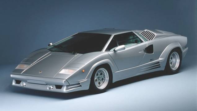 Countach 25º - Em 1988, um edição comemorativa do Countach marcou os primeiros 25 anos de atividade da Lamborghini, o Countach 25th Anniversary | <a href="%20https://gutenberg.quatrorodas.abril.com.br/reportagens/classicos/festa-bolonhesa-741081.shtml" rel="migration">Leia mais</a> Countach 25º - Em 1988, um edição comemorativa do Countach marcou os primeiros 25 anos de atividade da Lamborghini, o Countach 25th Anniversary | <a href="%20https://gutenberg.quatrorodas.abril.com.br/reportagens/classicos/festa-bolonhesa-741081.shtml" rel="migration">Leia mais</a>