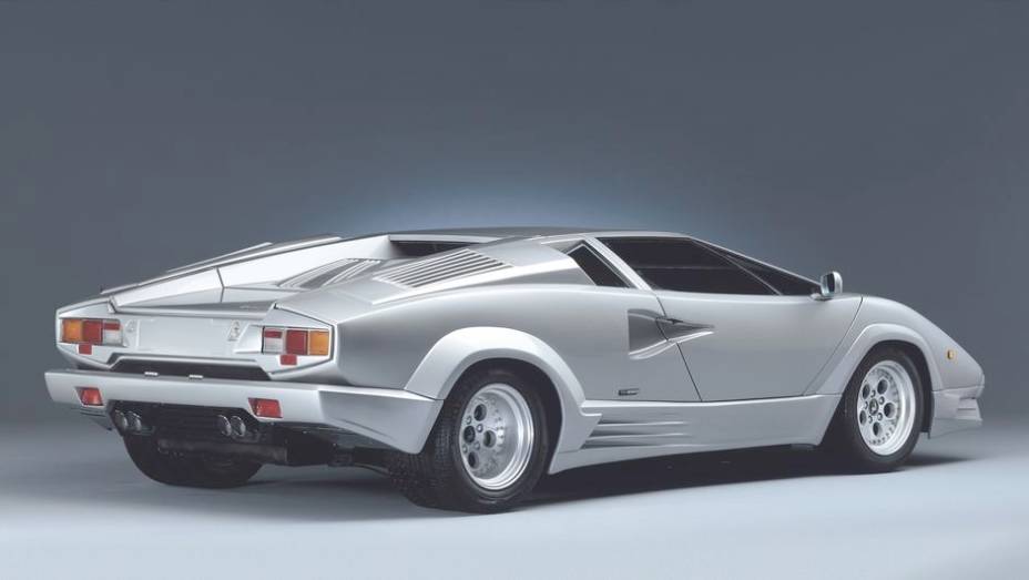 Countach 25º - Spoiler dianteiro, saias laterais e bordas nas aberturas dos paralamas deixavam o visual tanto mais agressivo, quanto mais pesado | <a href="%20https://gutenberg.quatrorodas.abril.com.br/reportagens/classicos/festa-bolonhesa-741081.shtml" rel="migration">Leia mais</a>