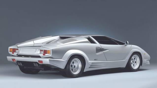 Countach 25º - Spoiler dianteiro, saias laterais e bordas nas aberturas dos paralamas deixavam o visual tanto mais agressivo, quanto mais pesado | <a href="%20https://gutenberg.quatrorodas.abril.com.br/reportagens/classicos/festa-bolonhesa-741081.shtml" rel="migration">Leia mais</a> Countach 25º - Spoiler dianteiro, saias laterais e bordas nas aberturas dos paralamas deixavam o visual tanto mais agressivo, quanto mais pesado | <a href="%20https://gutenberg.quatrorodas.abril.com.br/reportagens/classicos/festa-bolonhesa-741081.shtml" rel="migration">Leia mais</a>
