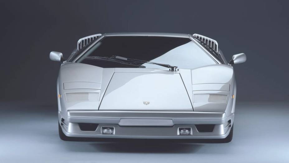 Countach 25º - Comodidades com os vidros elétricos também vieram com o pacote de alterações trazidas pelo 25th Anniversary | <a href="%20https://gutenberg.quatrorodas.abril.com.br/reportagens/classicos/festa-bolonhesa-741081.shtml" rel="migration">Leia mais</a>