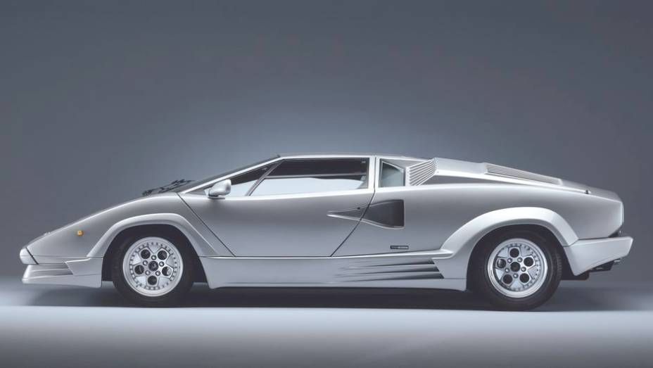 Countach 25º - O 25th Anniversary marcaria o fim da longa carreira de 16 anos do Countach como supercarro da marca, em 1990, abrindo caminho para o Diablo | <a href="%20https://gutenberg.quatrorodas.abril.com.br/reportagens/classicos/festa-bolonhesa-741081.shtml" rel="migration">Leia</a>