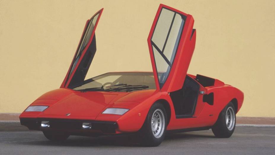 Countach LP 400 (1973-81) - Portas com abertura estilo tesoura eram novidade em 1973, solução que se mantém até hoje nos modelos da Lamborghini | <a href="%20https://gutenberg.quatrorodas.abril.com.br/reportagens/classicos/festa-bolonhesa-741081.shtml" rel="migration">Leia mais</a>