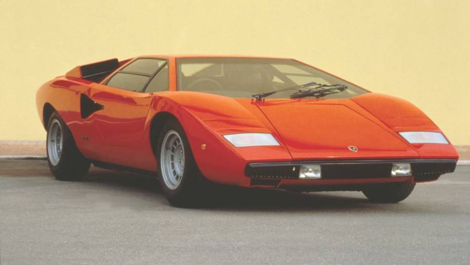 Countach LP 400 (1973-81) - O nome Countach - que se pronuncia "cúntac" - é uma expressão com que os homens de Piemonte, norte da Itália, admiram uma bela mulher | <a href="%20https://gutenberg.quatrorodas.abril.com.br/reportagens/classicos/festa-bolonhesa-741081.shtm" rel="migration"></a>