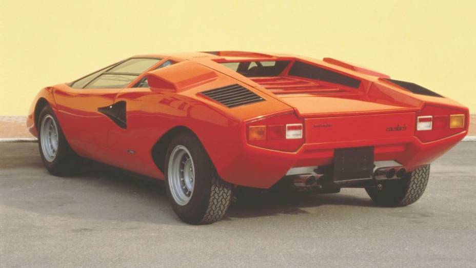 Countach LP 400 (1973-81) - O motor instalado em posição central traseira explica o grande entre-eixos do esportivo e suas largas colunas traseiras. Diferente do Miura, era longitudinal | <a href="%20https://gutenberg.quatrorodas.abril.com.br/reportagens/classicos/fes" rel="migration"></a>