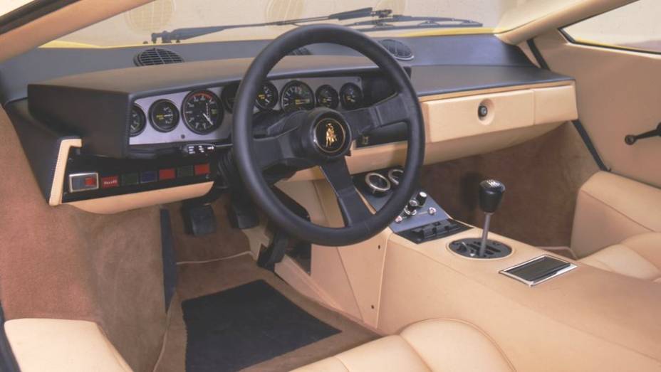 Countach LP 400 (1973-81) - Painel completo e acabamento refinado, para acelerar o 375 cv que levavam o esportivo de apenas 1065 kg a 300 km/h | <a href="%20https://gutenberg.quatrorodas.abril.com.br/reportagens/classicos/festa-bolonhesa-741081.shtml" rel="migration">Leia mais</a>