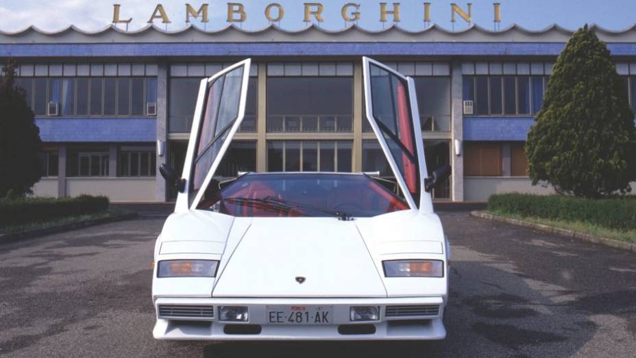 Countach Quattrovalvole (1985-89) - Agora com quatro válvulas por cilindro, recurso que elevou seu rendimento em altas rotações e aumentou a capacidade cúbica de 4.0 para 5.2 litros | <a href="%20https://gutenberg.quatrorodas.abril.com.br/reportagens/classicos/festa-b" rel="migration"></a>