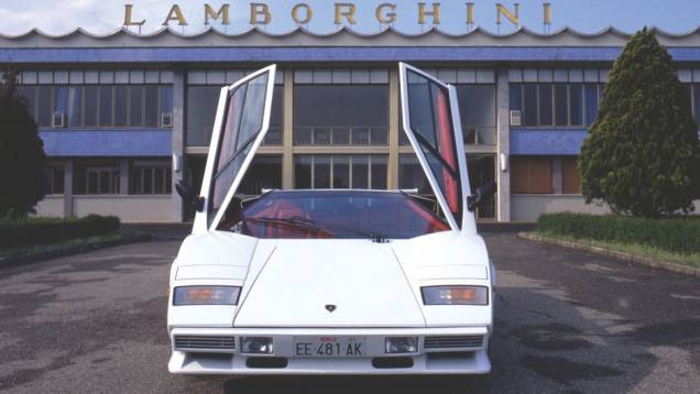 Countach Quattrovalvole (1985-89) - Agora com quatro válvulas por cilindro, recurso que elevou seu rendimento em altas rotações e aumentou a capacidade cúbica de 4.0 para 5.2 litros | <a href="%20https://gutenberg.quatrorodas.abril.com.br/reportagens/classicos/festa-b" rel="migration"></a> Countach Quattrovalvole (1985-89) - Agora com quatro válvulas por cilindro, recurso que elevou seu rendimento em altas rotações e aumentou a capacidade cúbica de 4.0 para 5.2 litros | <a href="%20https://gutenberg.quatrorodas.abril.com.br/reportagens/classicos/festa-b" rel="migration"></a>
