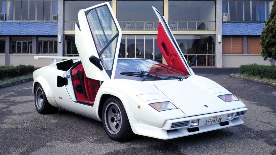 Countach Quattrovalvole (1985-89) - A potência saltou para 455 cv, o que propiciou ao Countach alcançar a velocidade máxima de 295 km/h | <a href="%20https://gutenberg.quatrorodas.abril.com.br/reportagens/classicos/festa-bolonhesa-741081.shtml" rel="migration">Leia mais</a>